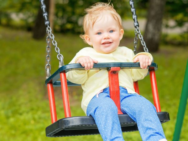 Παιδική χαρά: Από ποια ηλικία μπορούν οι γονείς να πηγαίνουν το μωρό στις κούνιες;