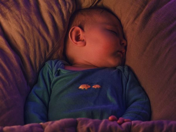 Να βάζω το μωρό να κοιμάται στο σκοτάδι ή με φωτάκι νυκτός;