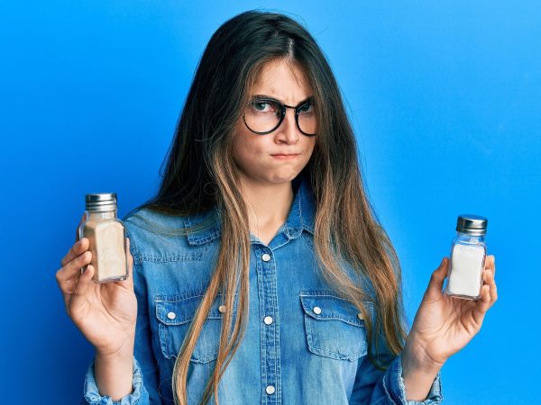 Αλάτι: Πότε βλάπτει και πότε είναι απαραίτητο — Τι ισχύει για το βάρος και την κατακράτηση υγρών