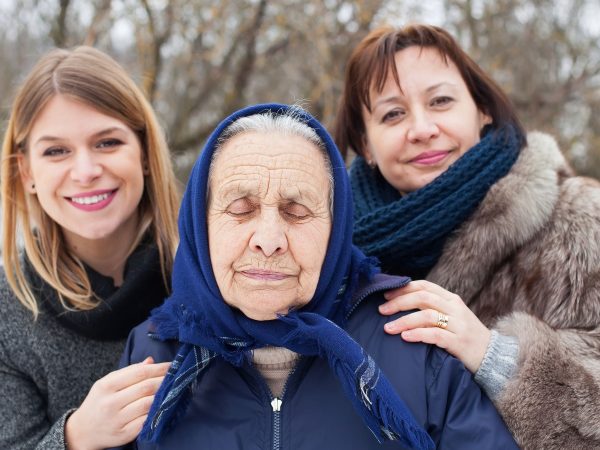 Όταν τα παιδιά φεύγουν και οι γονείς σου μεγαλώνουν: η σκληρή αλήθεια της μέσης ηλικίας