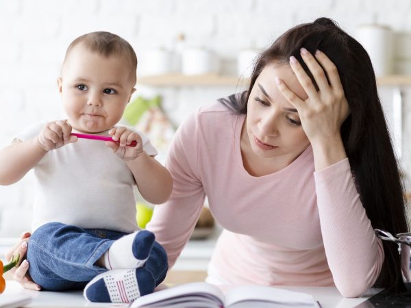 Αν νιώθεις κολλημένη στο «mom mode» και σου λείπει αυτή που ήσουν πριν, διάβασε αυτό