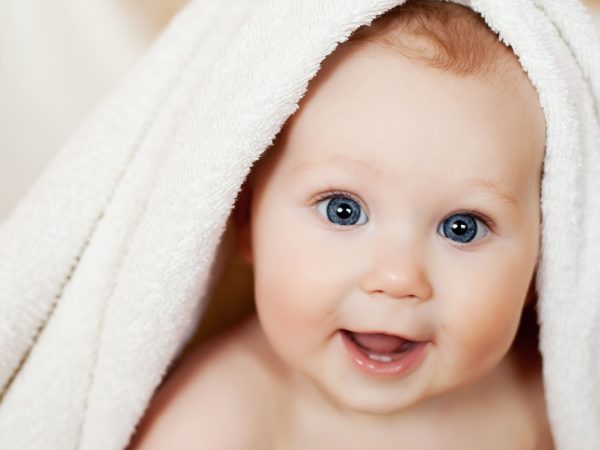 Γιατί τα μωρά βλέπουν θολά – και πώς αυτό βοηθά τον εγκέφαλό τους