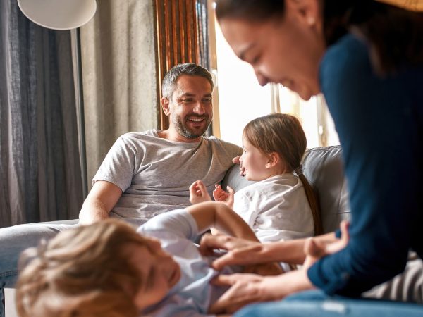 Πώς η γονεϊκότητα συνδέεται με καλύτερη εγκεφαλική υγεία αργότερα στη ζωή