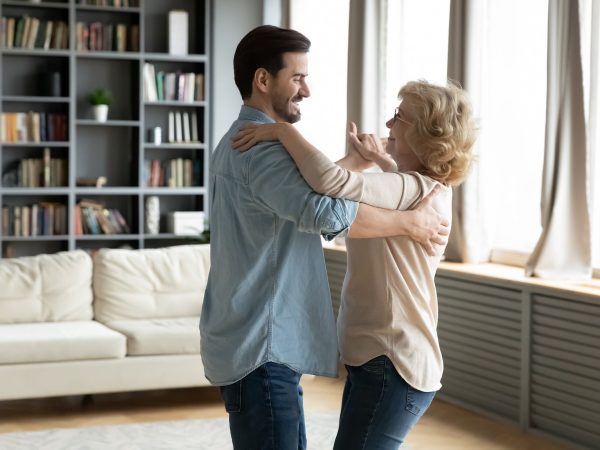 Η εφηβεία διαρκεί μέχρι τα 30 – Πώς λοιπόν πρέπει οι γονείς να φέρονται στα ενήλικα παιδιά τους;