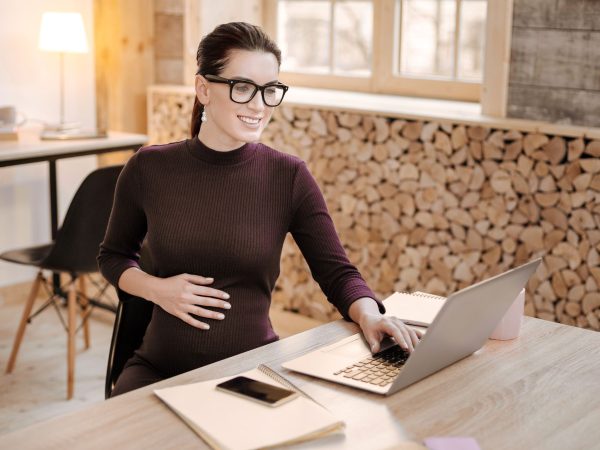 Υψηλή μυωπία και εγκυμοσύνη: Τι πρέπει να ξέρουν οι μέλλουσες μαμάδες για τον φυσιολογικό τοκετό