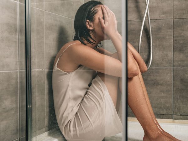 Οι μητέρες μοιραζόμαστε ένα κοινό μυστικό: Κλαίμε κρυφά στην τουαλέτα