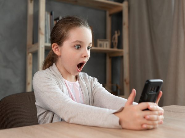 Δυσάρεστες ειδήσεις: Τις μοιραζόμαστε ή όχι με τα μικρά παιδιά;