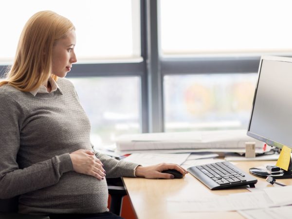 Εργασία και εγκυμοσύνη: Πώς να μειώσετε την κόπωση, τη ναυτία και το στρες