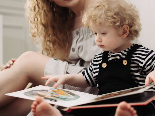 Σε έναν κόσμο γεμάτο φόβο, διατηρούμε την ανθρωπιά μας και μεγαλώνουμε παιδιά με αγάπη
