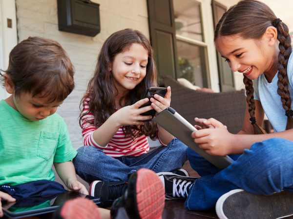 Μεγαλώνοντας παιδιά στον ψηφιακό κόσμο:  πώς μειώνουμε τον φόβο και αυξάνουμε την προστασία