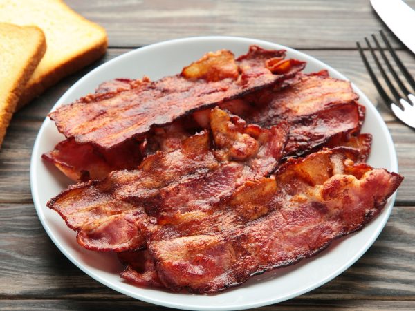 Μπόμπιρας δοκιμάζει για πρώτη φορά μπέικον και η αντίδρασή του δεν είναι αυτή που περιμένετε (vid)