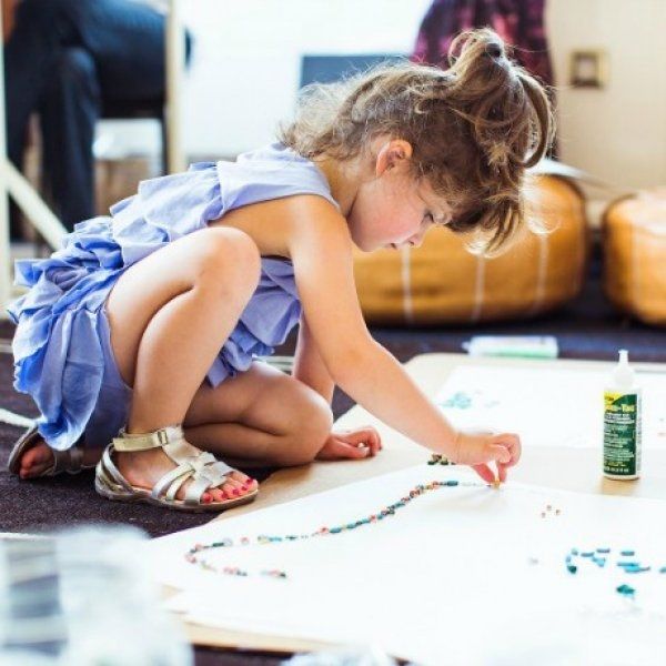 Απίστευτο: Μεγάλος οίκος μόδας προσέλαβε 4χρονο κοριτσάκι για σχεδιάστρια!