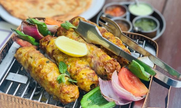 Vegan συνταγές που φέρνουν «επανάσταση» στο τραπέζι της Τσικνοπέμπτης