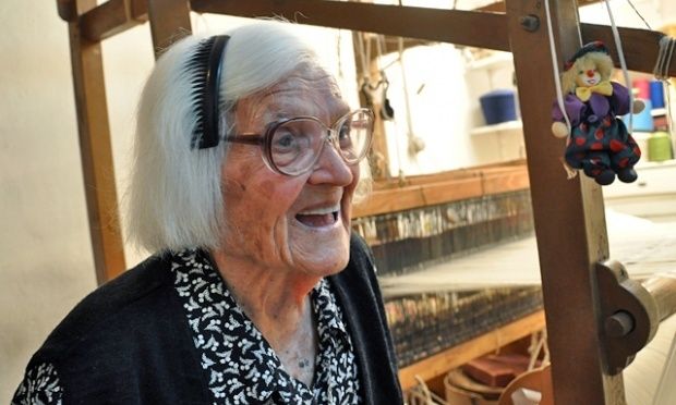 Απίθανη Ικαριώτισσα 106 ετών δηλώνει ότι τη χασομεράει ο κόσμος!