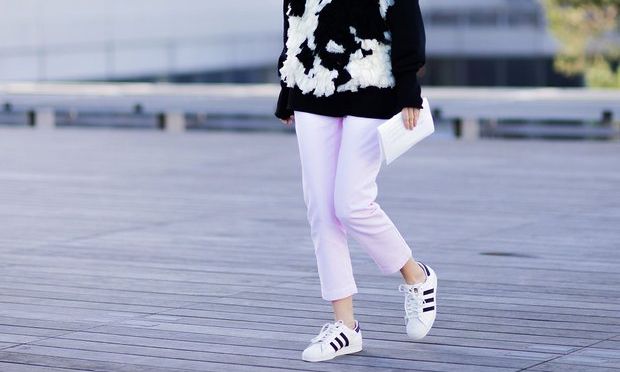 Ηοw To: Πέντε νέοι τρόποι να φορέσεις τα παλιά σου λευκά sneakers σήμερα