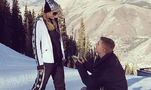 Η Paris Hilton κάνει την πρώτη της εμφάνιση μετά τον αρραβώνα & μας δείχνει το λαμπερό δαχτυλίδι της