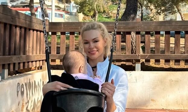 Βίκυ Κάβουρα: Βλέπει το ηλιοβασίλεμα αγκαλιά με την κόρη της