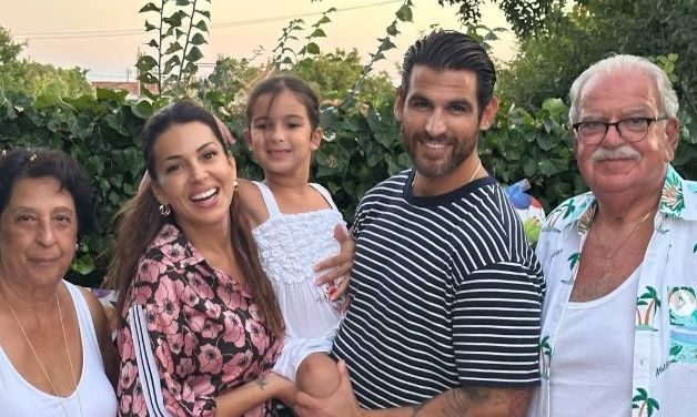 Η Ελένη Χατζίδου μοιράζεται τρυφερές στιγμές της Μελίτας με τον παππού και τη γιαγιά