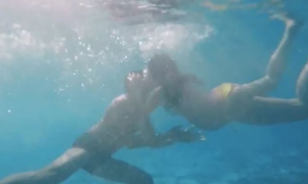 Με την κοιλιά τούρλα σε υποβρύχιες λήψεις η...