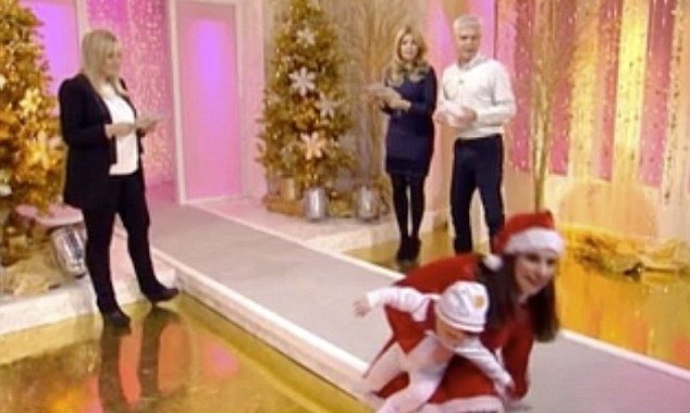 Βίντεο: Έπεσε από πασαρέλα κρατώντας το μωρό στην αγκαλιά!