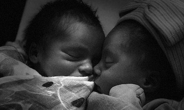 Γνωστή τραγουδίστρια μας δείχνει για πρώτη φορά τα νεογέννητα δίδυμά της