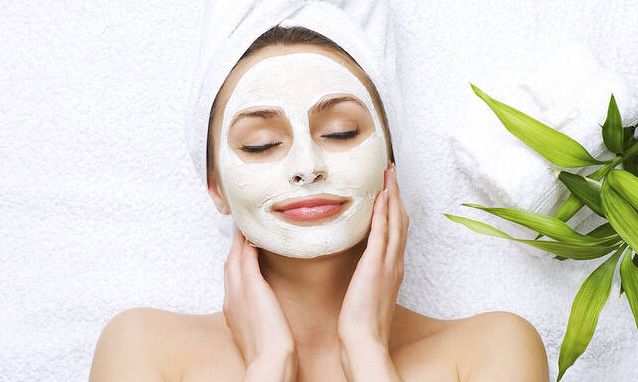 Τέσσερα σπιτικά μυστικά ομορφιάς για τέλεια ενυδατωμένη επιδερμίδα το καλοκαίρι
