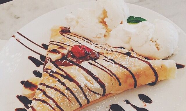 Γιορτή της Μητέρας: Λαχταριστές κρέπες σοκολάτας με τριμμένο μπισκότο