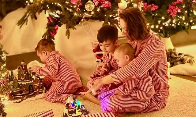 Η μαγεία των Χριστουγέννων στο σπίτι της Ανίτας Μπραντ με τους γιους της
