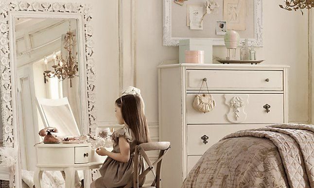 Τι λείπει από το δωμάτιο της κόρης σας; 'Ενας όμορφος καθρέφτης