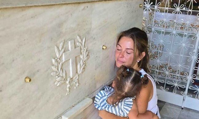 Μαρία Μενούνος: Το προσκύνημα με την κόρη της στον Άγιο Νεκτάριο στην Αίγινα