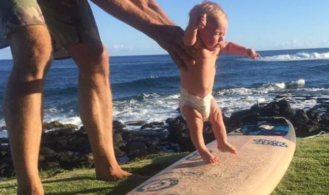Μαθαίνουν το μωρό τους από τώρα στη σανίδα του surf