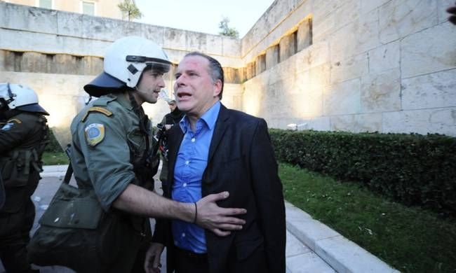 Αποτροπιασμός για την επίθεση εναντίον του Γιώργου Κουμουτσάκου (βίντεο)