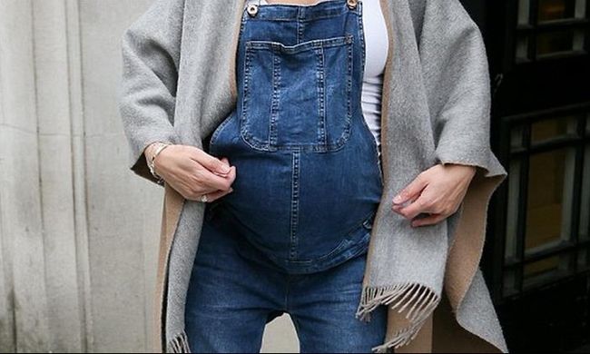 Παρουσιάστρια γεννάει στις 4 Μαΐου και ο φακός την εντόπισε έξω από το στούντιο!