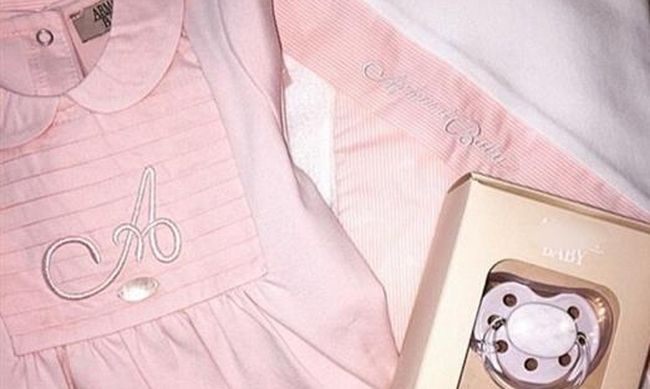 Έμαθε το φύλο του μωρού της και του φτιάχνει την «προίκα» του