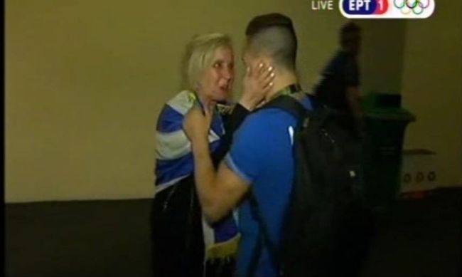 Τα δάκρυα της μητέρας του Λευτέρη Πετρούνια – «Χάθηκε» στην αγκαλιά του γιου της