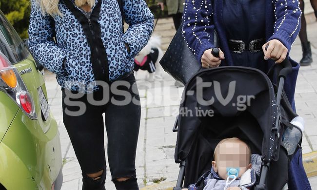 Βόλτα στη Γλυφάδα με το μωρό της η…