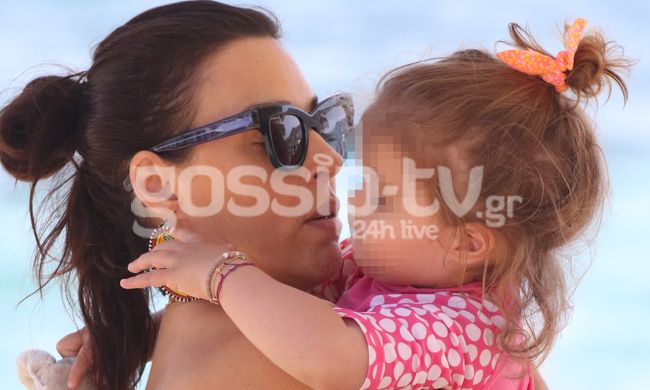 Τρυφερές στιγμές στην παραλία με την κόρη της