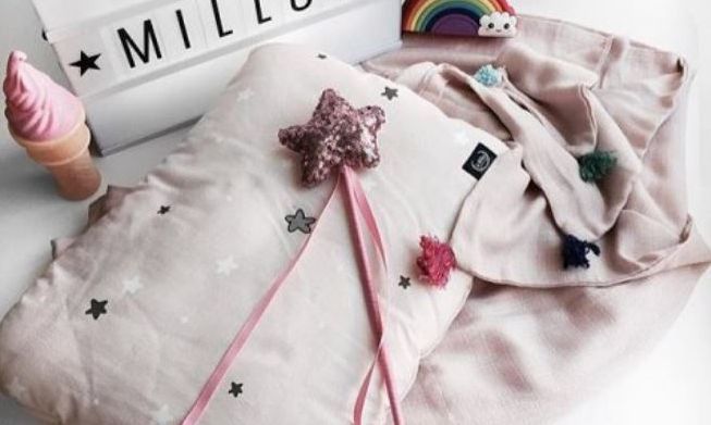Βρεφικό μαξιλαράκι ύπνου με μεταξένια υφή