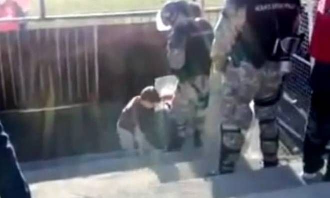 Πιτσιρίκι… επιτίθεται σε αστυνομικό! (video)