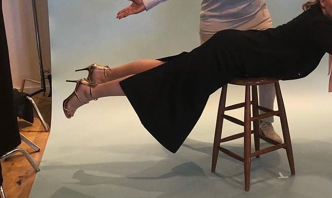 Λίγο πριν γεννήσει, η ηθοποιός ποζάρει γυμνή με τον πιο ανατρεπτικό τρόπο