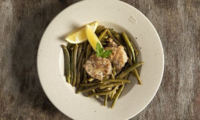 Σκέφτεσαι τι να μαγειρέψεις σήμερα; Φτιάξε ζουμερό κοτόπουλο λεμονάτο με φασολάκια