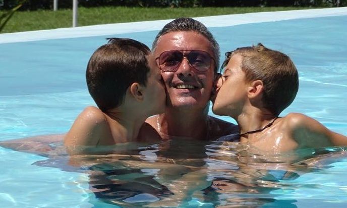 Νίκος Χατζηνικολάου: Ο γιος του Αλέξανδρος στόλισε το Χριστουγεννιάτικο δέντρο (pics)