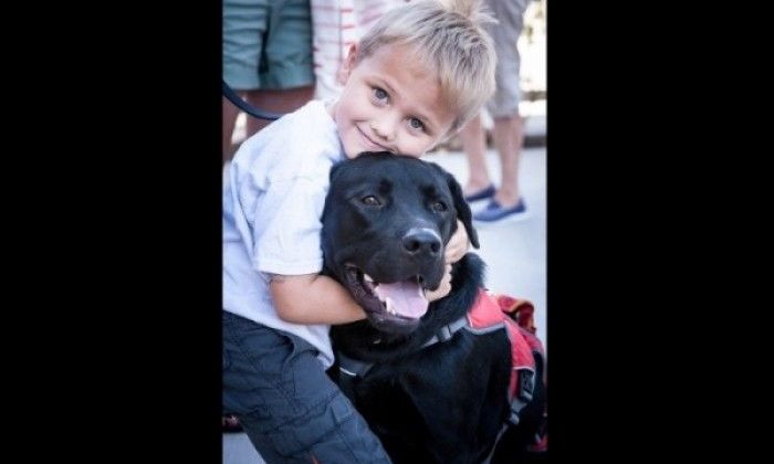 Ο σκύλος-φύλακας του 7χρονου που πάσχει από διαβήτη