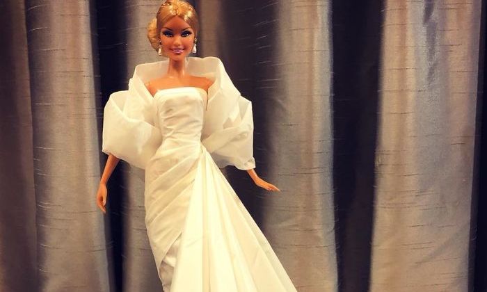 Ντύνει τις κούκλες Barbie με τα πιο όμορφα φουστάνια που έχετε δει και όλα είναι φτιαγμένα από χαρτί