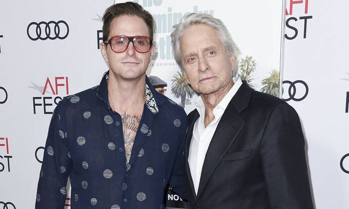 Ο γιος του Μάικλ Ντάγκλας «καίει» τον πατέρα του: «Με έβαζε να κουβαλάω τα ναρκωτικά στα πάρτι»