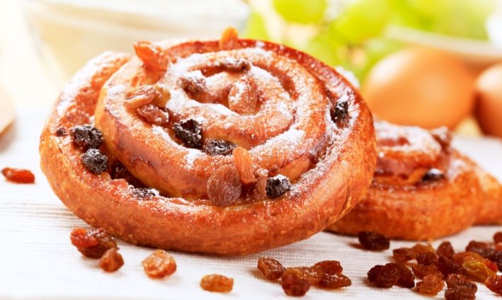 Νόστιμα σιροπιαστά ρολάκια με σταφίδες