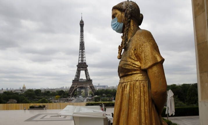 Κορωνοϊός: Πόσο μακριά… ταξιδεύουν τα σταγονίδια του βήχα και τι αλλάζει με τη μάσκα