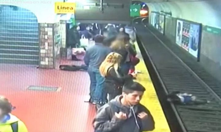 Βίντεο σοκ: Λιποθύμησε στην αποβάθρα του μετρό και έριξε γυναίκα στις ράγες