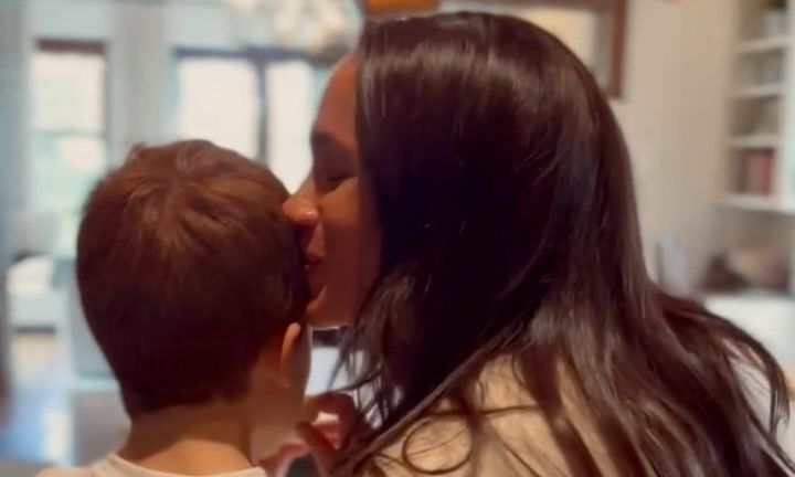 Η Meghan Markle μάς δείχνει τις μαγικές οικογενειακές της παραδόσεις για τα Χριστούγεννα