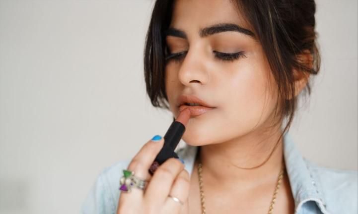 8 nude lipsticks με άψογη εφαρμογή